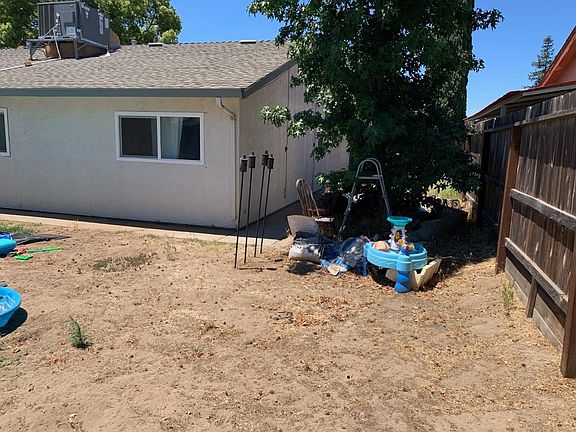 4th image of 628 Camelia Ln