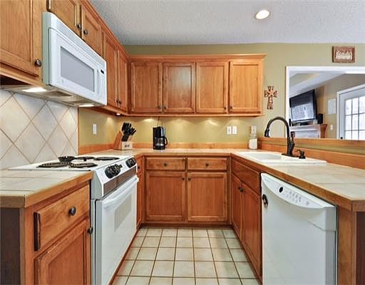 4th image of 15117 Barbara Dr