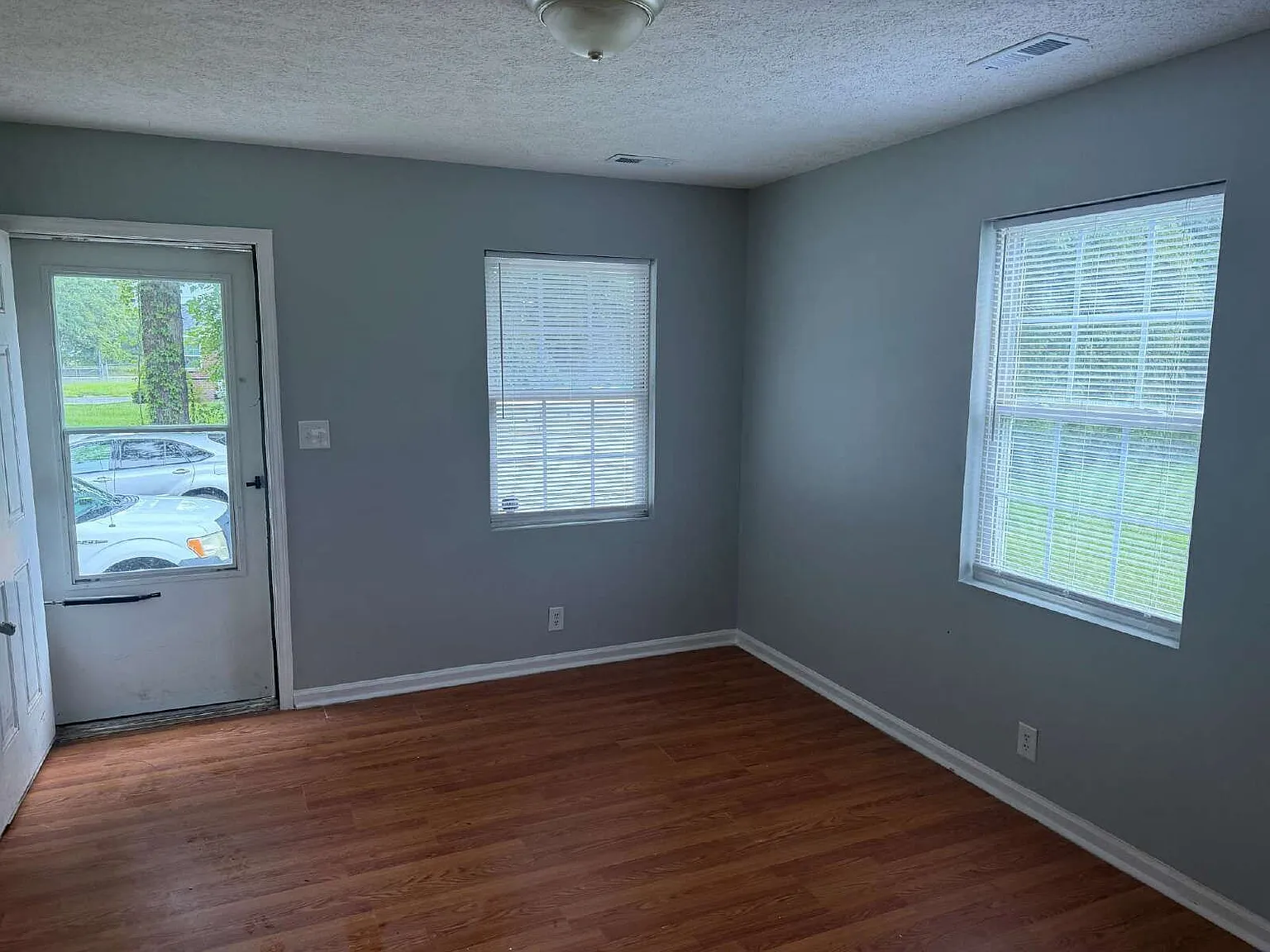 2 bed, 1.0 bath, 700 sqft, $895 — Photo 2