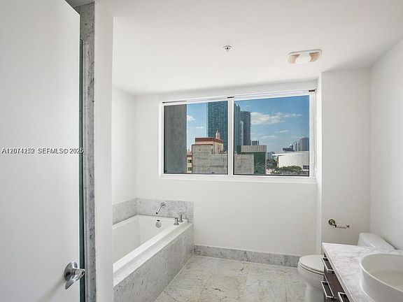 5th image of 244 Biscayne Blvd APT 1002