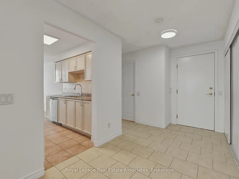 25 Kingsbridge Garden Cir #2424 — Photo 5