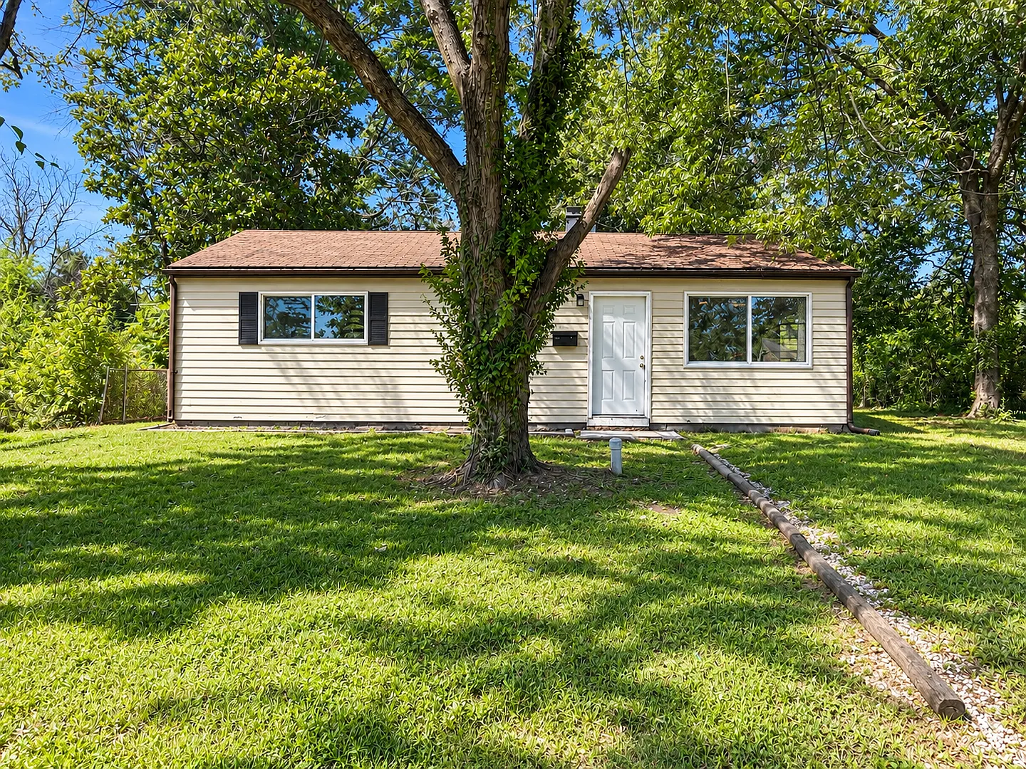 For Lease — Photo 1
