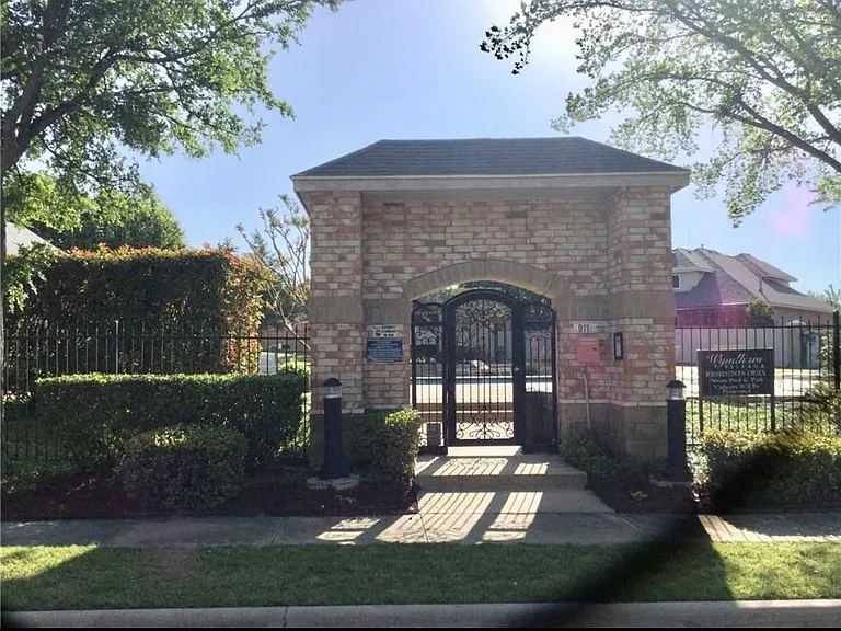 1701 Chatham Ln — Photo 10