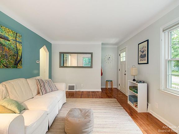 5th image of 822 Dwight St