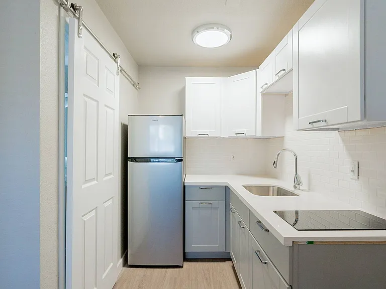 Sunset Sound Studio Apartments — Photo 1