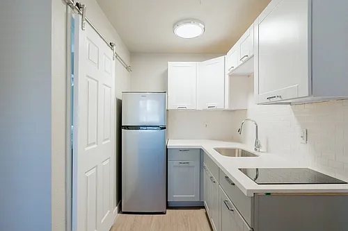 Sunset Sound Studio Apartments Photo 1