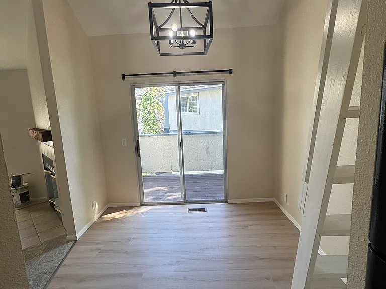 1043 Southwood Dr #J — Photo 10