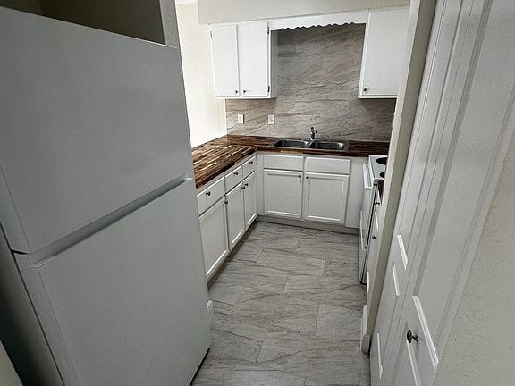 5th image of 901 SW 62nd Ter