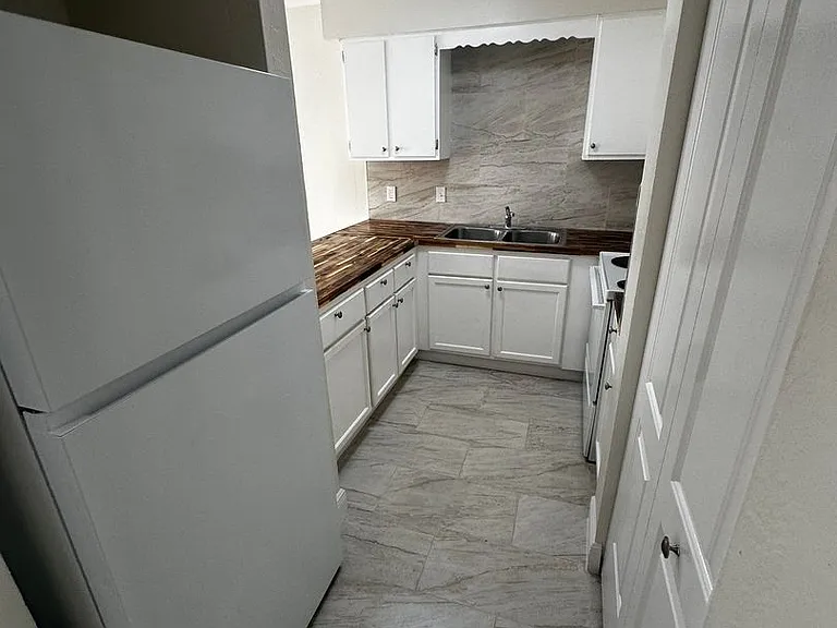 901 SW 62nd Ter — Photo 5