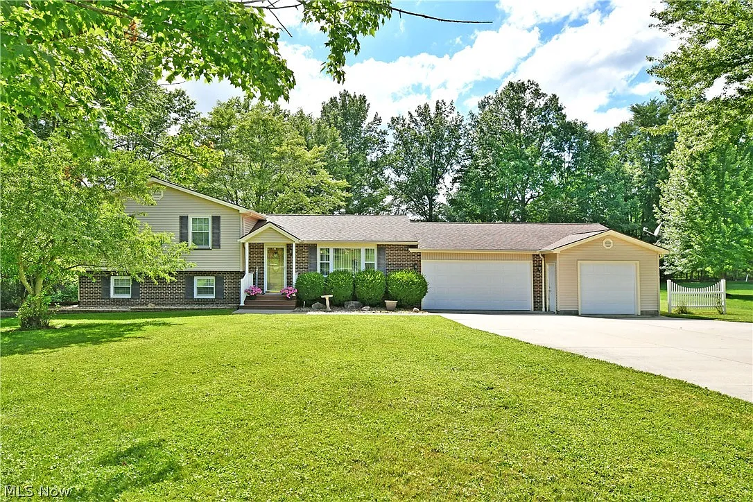 2451 Waynewood Dr NE photo 1