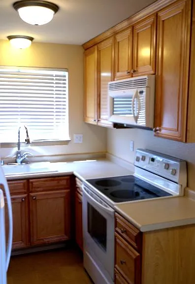 Harbor View East Apartments — Photo 1