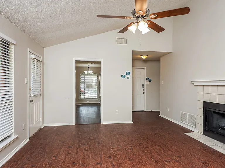 907 Park Place Blvd — Photo 5