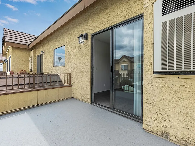 Monrovia Villas Apartments — Photo 32