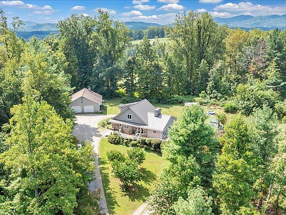 3rd image of 280 Woodwinds Rd