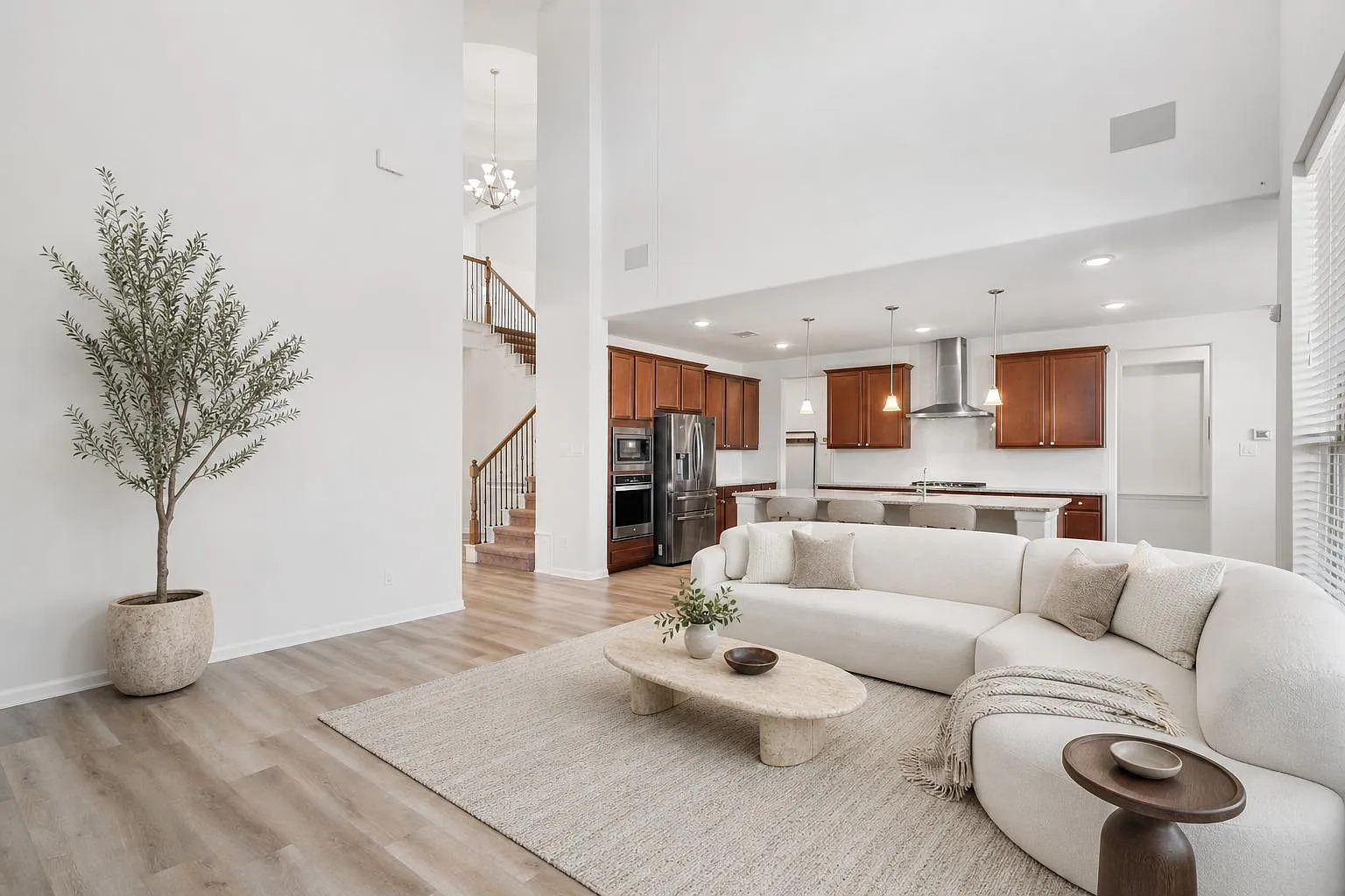 4 bed, 3.0 bath, 3269 sqft, $3,900 — Photo 3