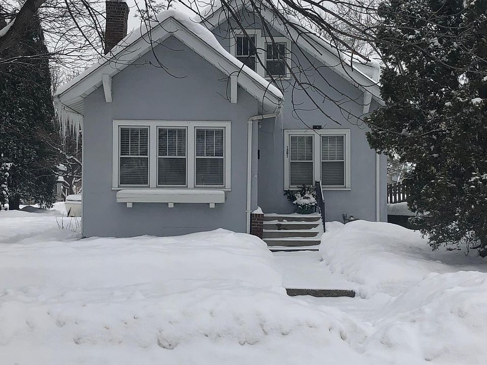 Charming Upper level unit in this bungalow situated on a double lot in prime location. Video Tour at http://m.bixel1g.net/vka2lz