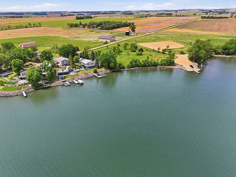 Proximity to the public access waterfront ramp to the cabin is about 1/4 mile.
