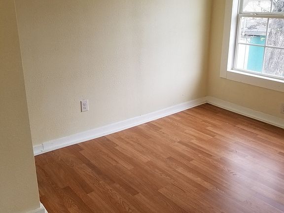5th image of 107 STANLEY CT