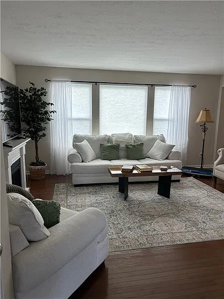 4 bed, 2.5 bath, 2250 sqft, $2,800 — Photo 3