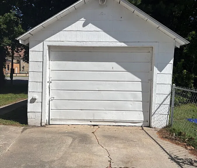 220 E Gladys St — Photo 2
