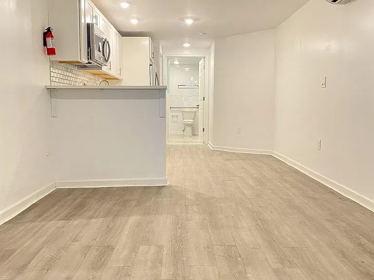 205 8th St #G1 — Photo 8