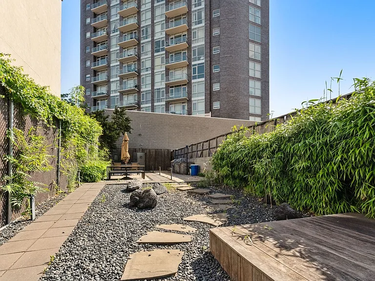 11-24 31st Ave #8B — Photo 13