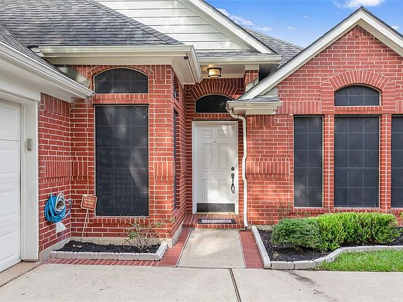 3rd image of 215 Darby Trails Dr