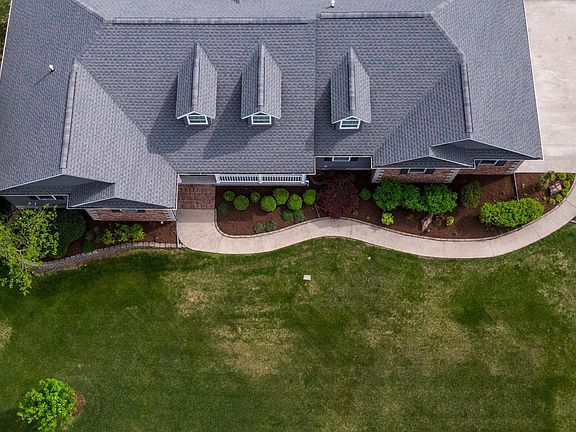 3rd image of 301 Arbor Dr
