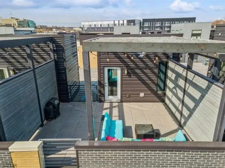 252 E Center St — Photo 10