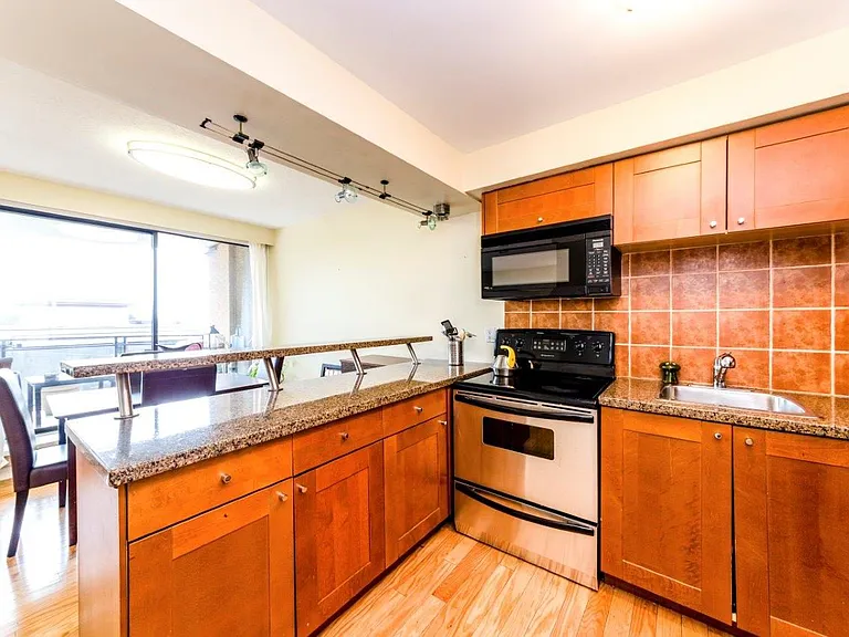 444 Lonsdale Ave — Photo 7