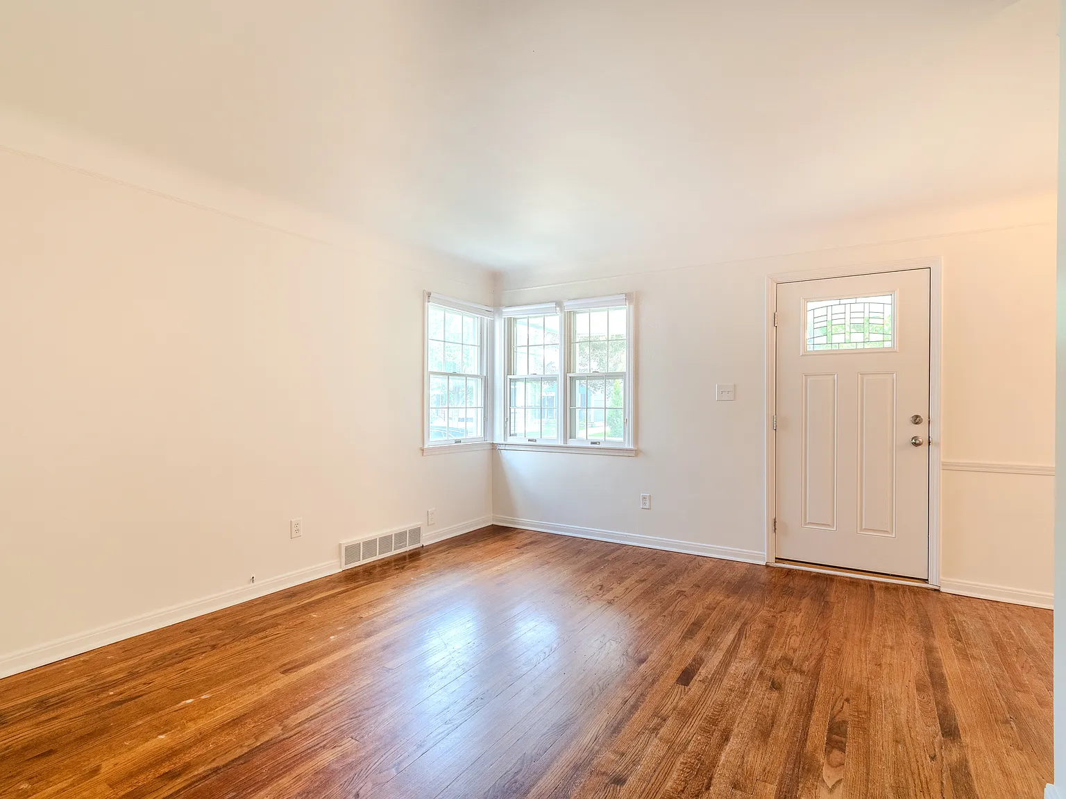 3 bed, 1332 sqft, $2,400 — Photo 3