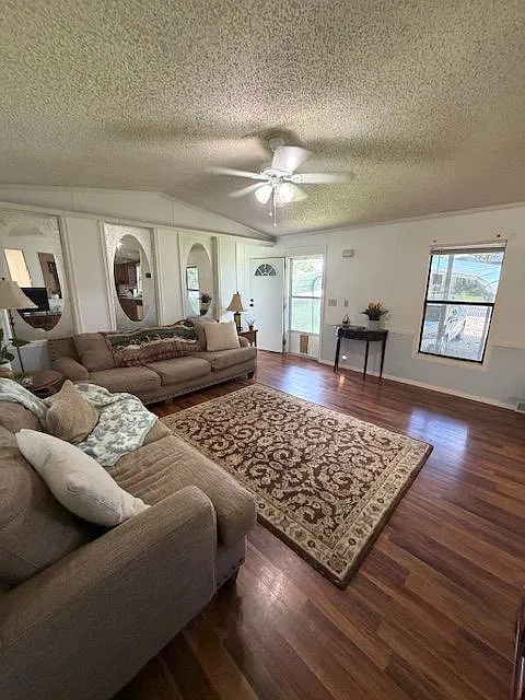 3 bed, 2.0 bath, 1280 sqft, $1,200 — Photo 2