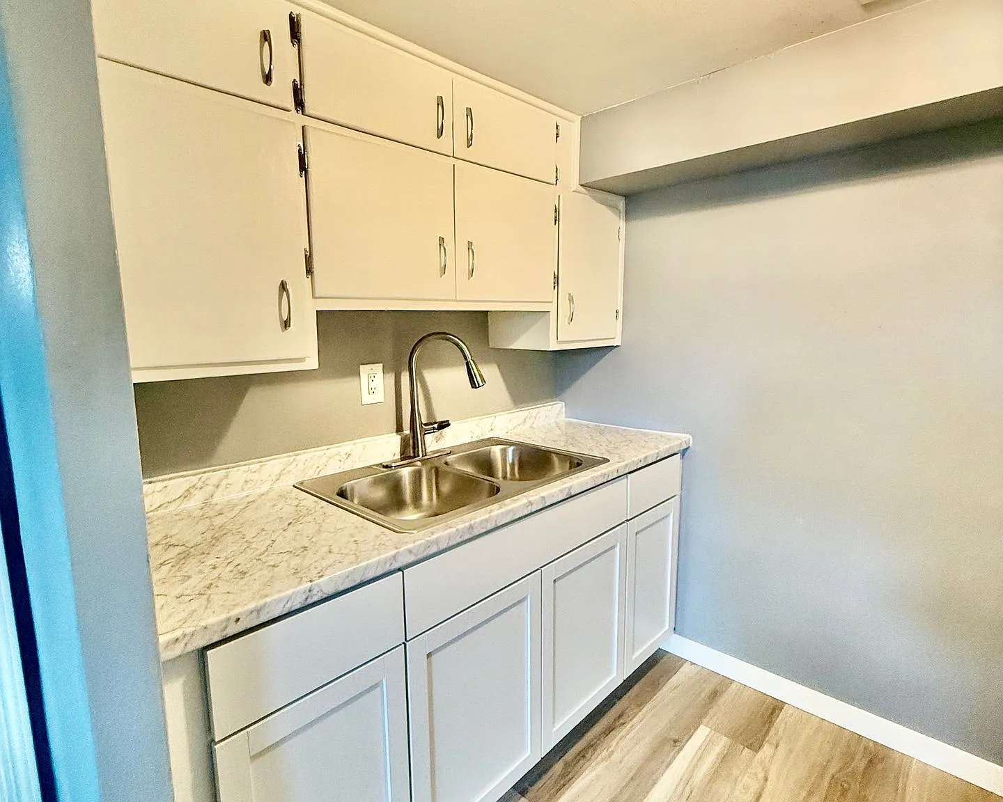 Renovated 1 Bedroom, 1 Bathroom Apartment Prime Fargo Location Near NDSU! — Photo 2