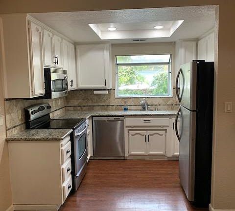 4th image of 228 Earl Ave