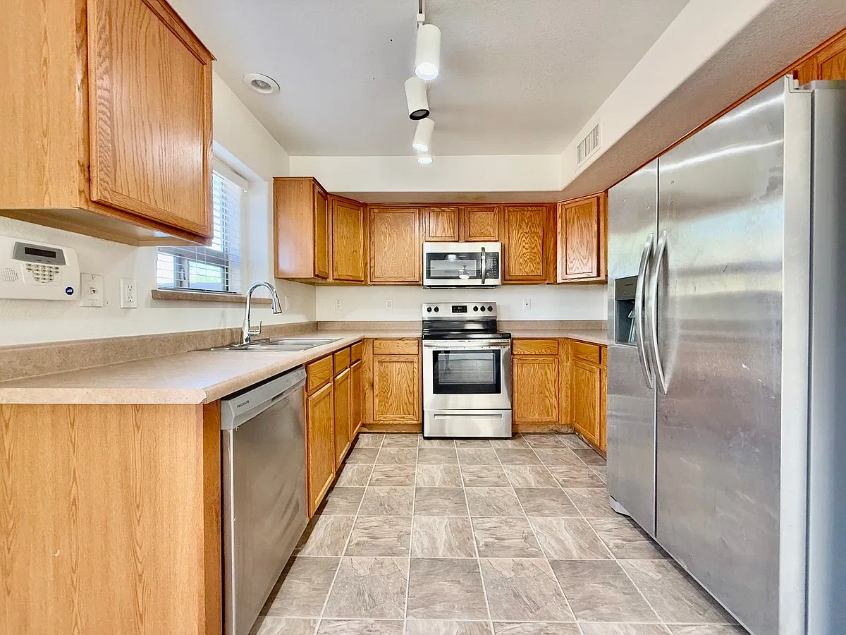 5 bed, 3.0 bath, 2182 sqft, $2,100 — Photo 3