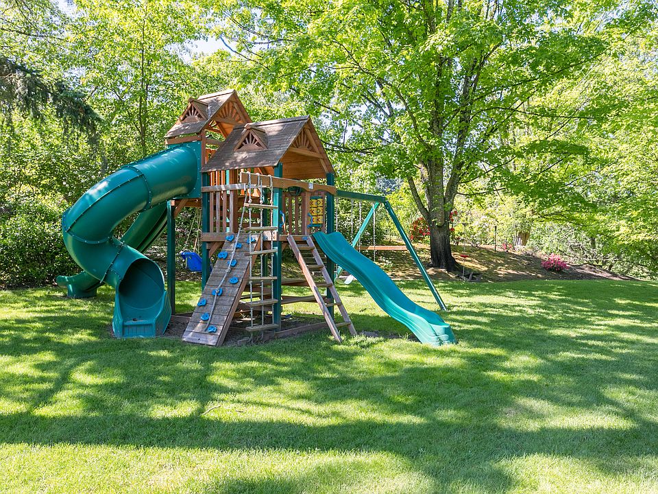 2nd image of 35200 SW Deer Park Rd