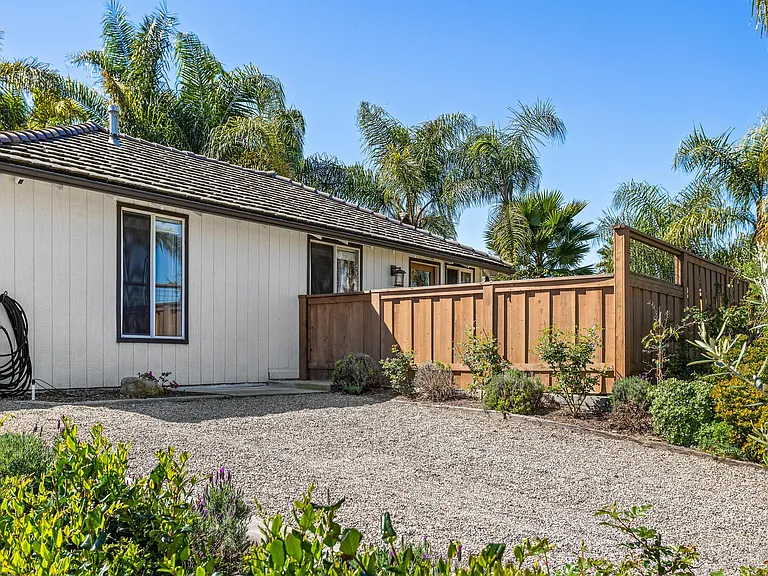 Los Cerritos Ln — Photo 36