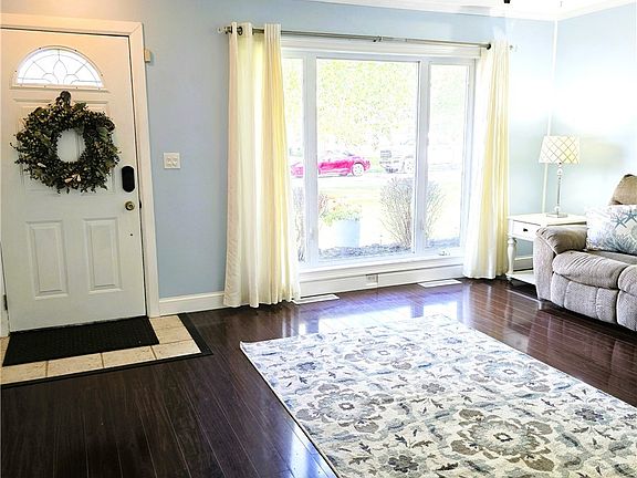 5th image of 425 Bridle Ln