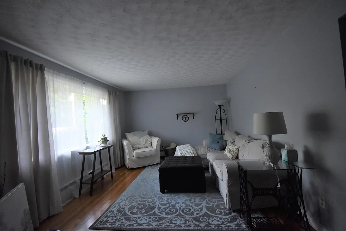 same family room - Everett Ave