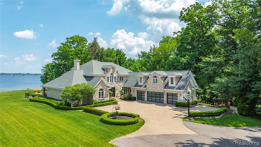 7 bed, 7.0 bath, 9984 sqft, $18,000 — Photo 1