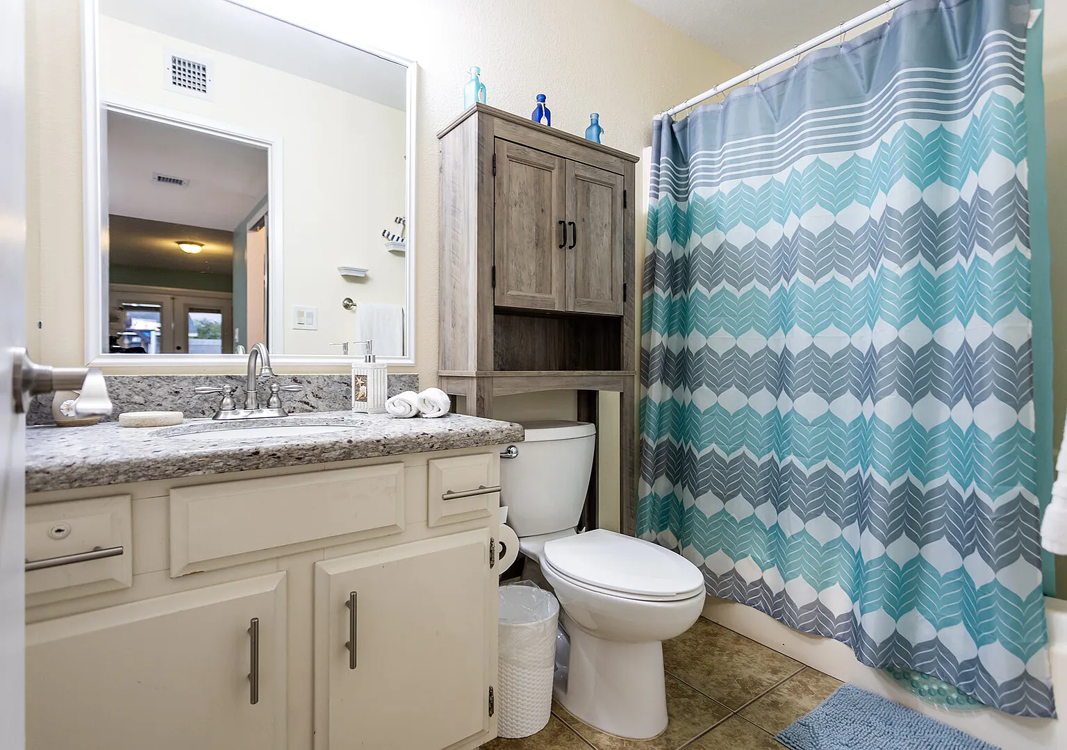 Four Bedroom Pool Home — Photo 2