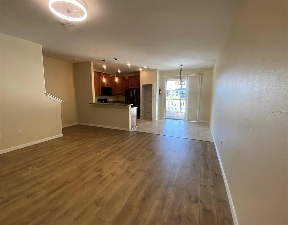 3 bed, 2.5 bath, 1666 sqft, $1,900 — Photo 4