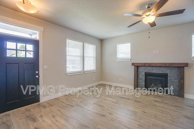 4 bed, 2.0 bath, 2032 sqft, $2,695 — Photo 4