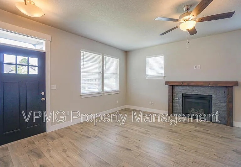 2928 NW 16th St — Photo 4