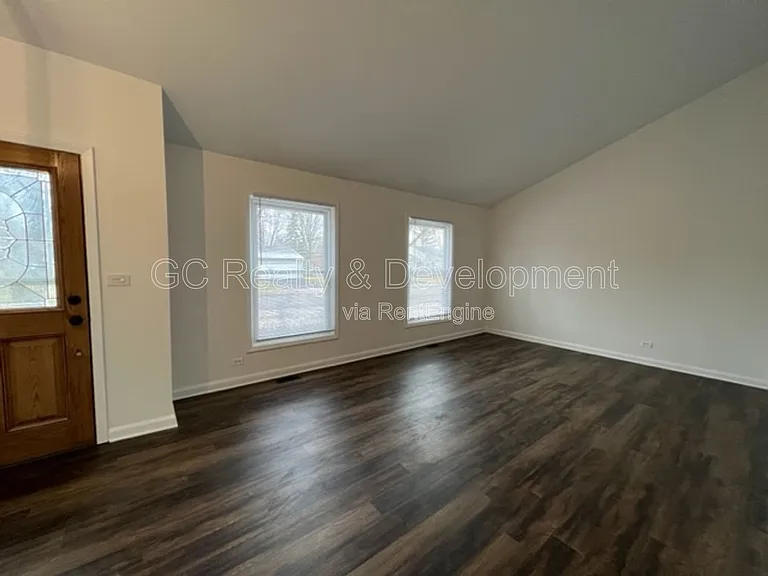231 Ridgefield Ln — Photo 3