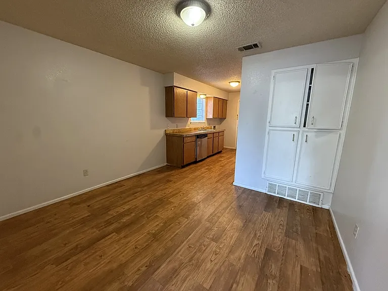 2105 S Loop 289 — Photo 10
