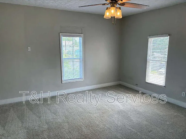 604 W 4th St — Photo 17