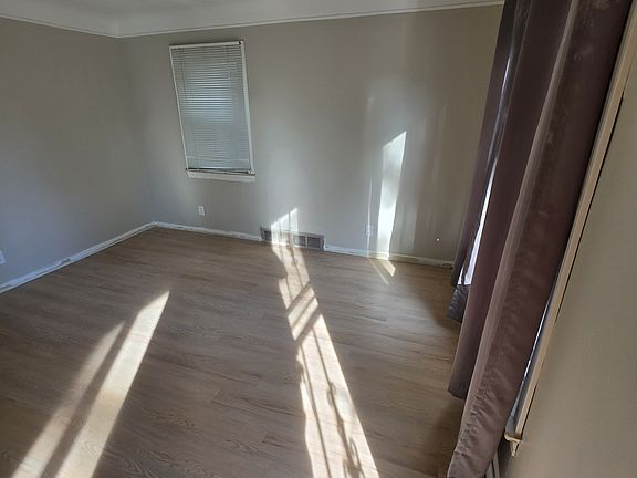 5th image of 422 W Elza Ave
