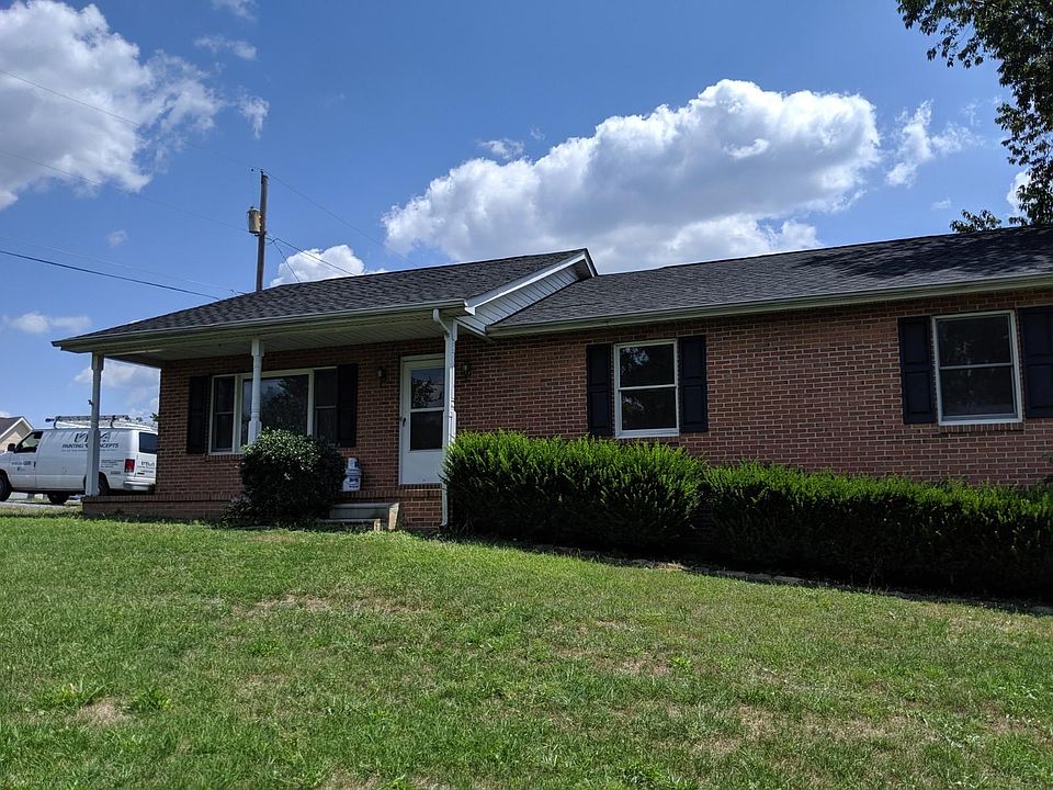 1st image of 136 Pebble Brook Ln