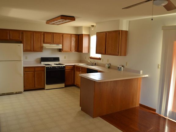 Dining area to kitchen